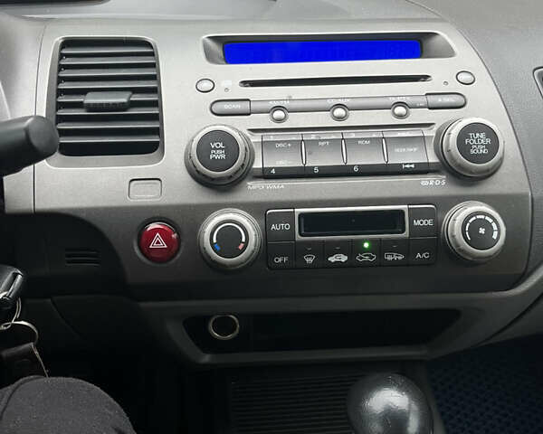 Черный Хонда Цивик, объемом двигателя 1.8 л и пробегом 187 тыс. км за 6800 $, фото 4 на Automoto.ua