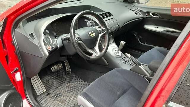 Красный Хонда Цивик, объемом двигателя 1.8 л и пробегом 207 тыс. км за 6500 $, фото 2 на Automoto.ua