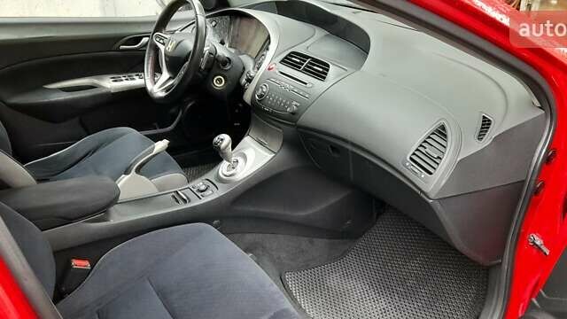Красный Хонда Цивик, объемом двигателя 1.8 л и пробегом 207 тыс. км за 6500 $, фото 5 на Automoto.ua