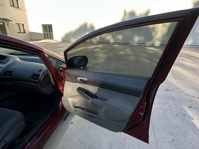 Хонда Цивик 2009 в Луцке на Automoto.ua Красный Хонда Цивик, объемом двигателя 1.3 л и пробегом 300 тыс. км за 4500 $, фото 4 на Automoto.ua