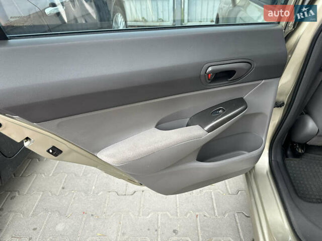 Хонда Цивик, объемом двигателя 1.8 л и пробегом 235 тыс. км за 6700 $, фото 12 на Automoto.ua