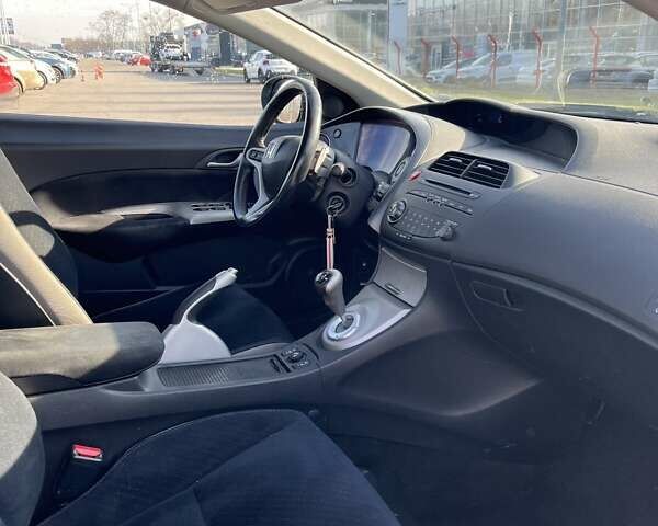 Хонда Цивик 2007 в Киеве на Automoto.ua Серый Хонда Цивик, объемом двигателя 1.8 л и пробегом 306 тыс. км за 5400 $, фото 4 на Automoto.ua