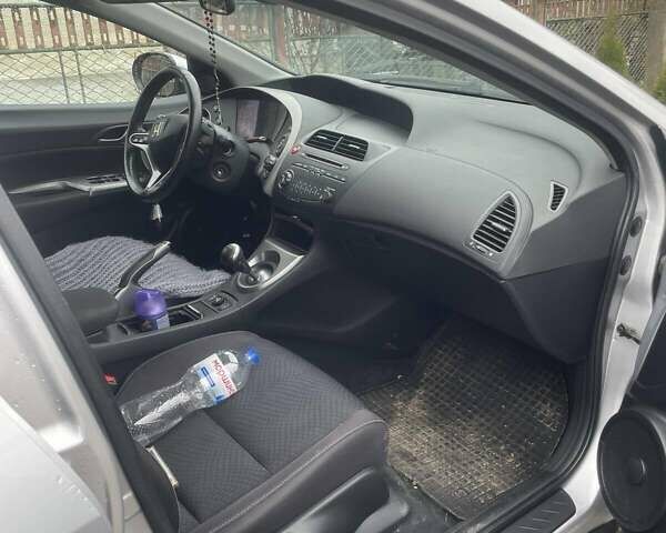 Серый Хонда Цивик, объемом двигателя 1.8 л и пробегом 200 тыс. км за 6400 $, фото 21 на Automoto.ua