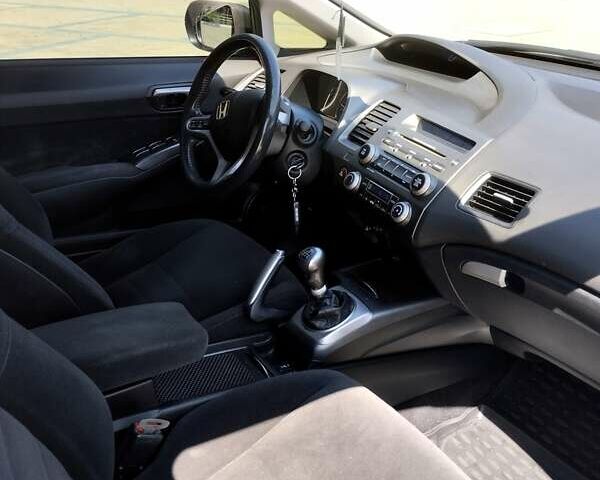 Серый Хонда Цивик, объемом двигателя 1.8 л и пробегом 210 тыс. км за 7300 $, фото 2 на Automoto.ua