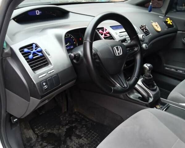 Серый Хонда Цивик, объемом двигателя 1.8 л и пробегом 261 тыс. км за 5900 $, фото 2 на Automoto.ua