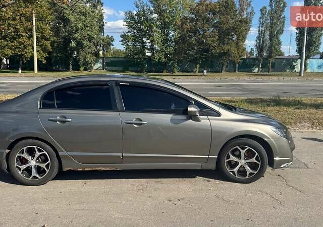 Серый Хонда Цивик, объемом двигателя 1.8 л и пробегом 227 тыс. км за 4700 $, фото 5 на Automoto.ua