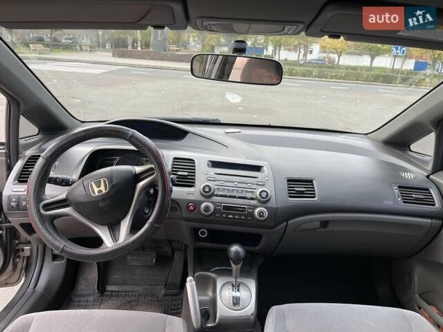 Серый Хонда Цивик, объемом двигателя 1.8 л и пробегом 289 тыс. км за 6200 $, фото 4 на Automoto.ua