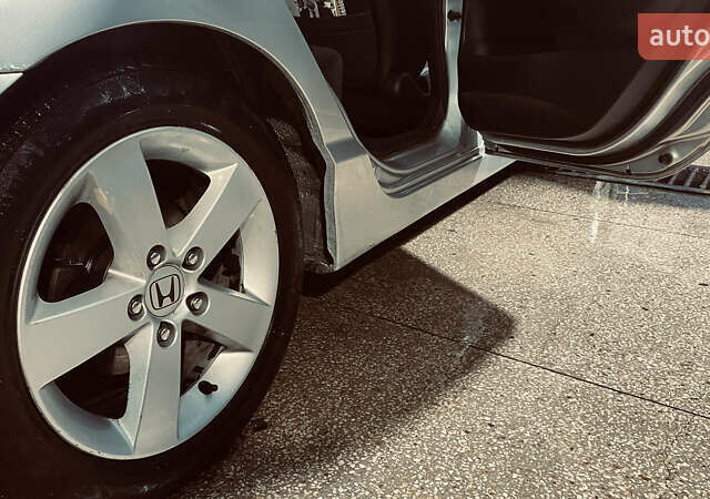 Серый Хонда Цивик, объемом двигателя 1.8 л и пробегом 199 тыс. км за 7500 $, фото 5 на Automoto.ua
