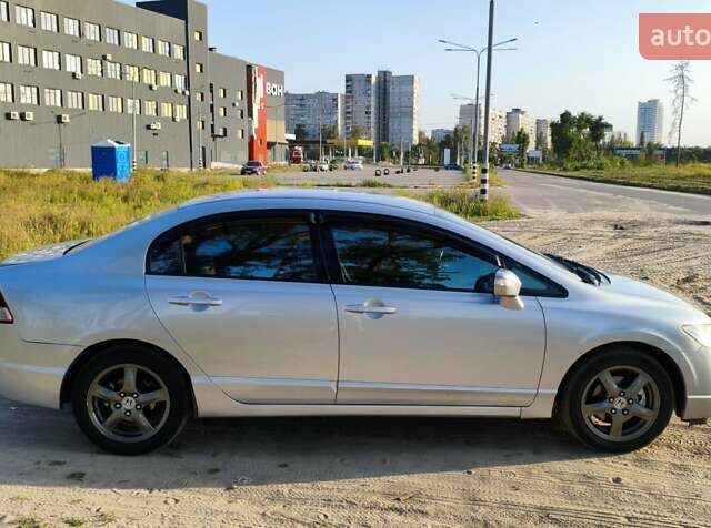 Серый Хонда Цивик, объемом двигателя 1.8 л и пробегом 200 тыс. км за 5300 $, фото 4 на Automoto.ua
