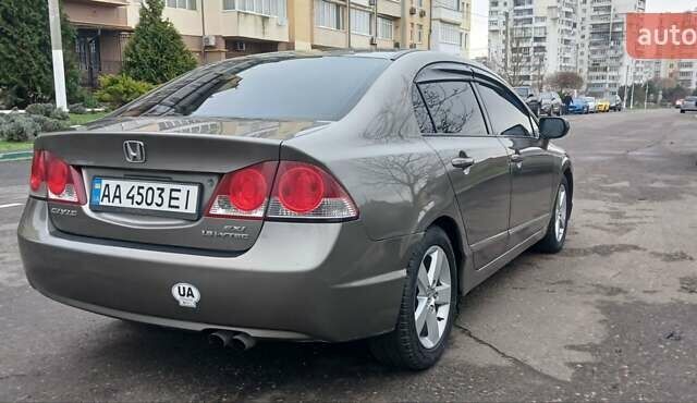 Серый Хонда Цивик, объемом двигателя 1.8 л и пробегом 268 тыс. км за 5800 $, фото 3 на Automoto.ua