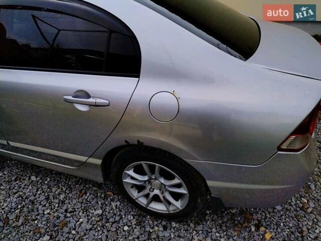 Серый Хонда Цивик, объемом двигателя 1.8 л и пробегом 237 тыс. км за 5000 $, фото 7 на Automoto.ua