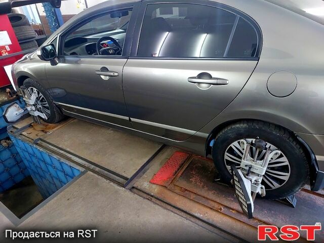 Серый Хонда Цивик, объемом двигателя 1.8 л и пробегом 275 тыс. км за 6200 $, фото 2 на Automoto.ua