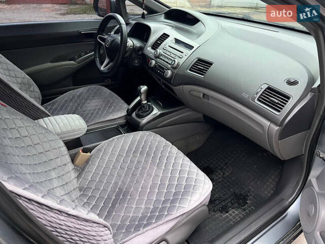 Серый Хонда Цивик, объемом двигателя 1.8 л и пробегом 267 тыс. км за 5700 $, фото 9 на Automoto.ua