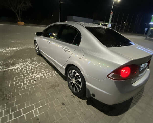 Серый Хонда Цивик, объемом двигателя 1.8 л и пробегом 200 тыс. км за 7300 $, фото 1 на Automoto.ua