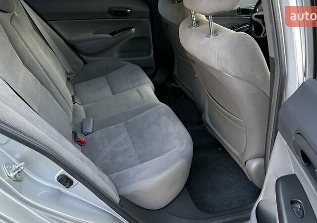 Серый Хонда Цивик, объемом двигателя 1.8 л и пробегом 156 тыс. км за 8953 $, фото 6 на Automoto.ua