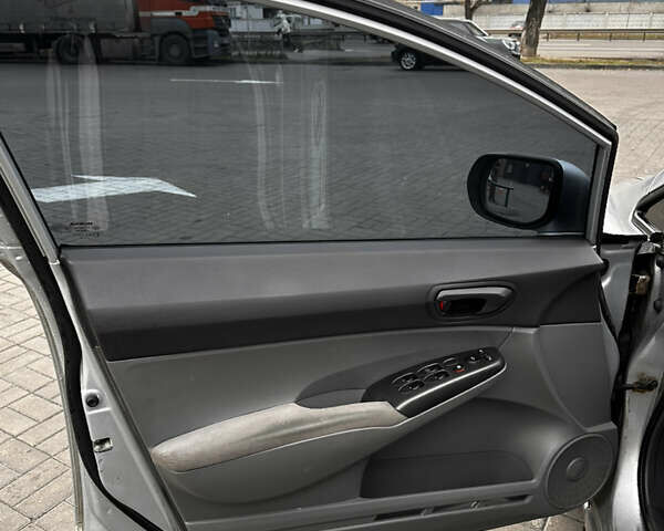 Серый Хонда Цивик, объемом двигателя 1.8 л и пробегом 250 тыс. км за 5700 $, фото 19 на Automoto.ua