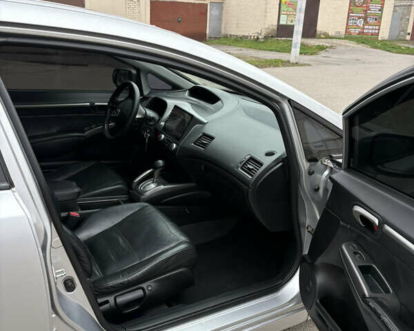 Серый Хонда Цивик, объемом двигателя 1.8 л и пробегом 230 тыс. км за 6300 $, фото 4 на Automoto.ua