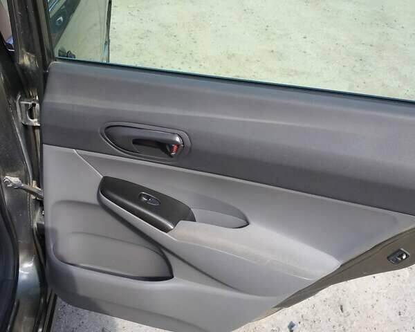 Серый Хонда Цивик, объемом двигателя 1.8 л и пробегом 262 тыс. км за 6300 $, фото 12 на Automoto.ua