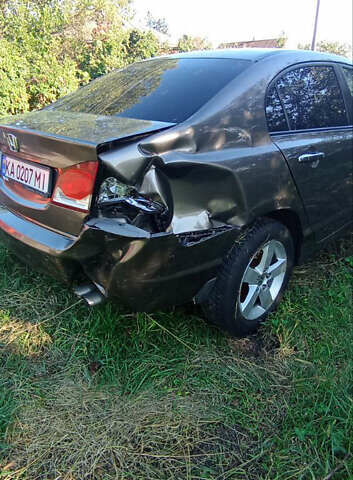 Серый Хонда Цивик, объемом двигателя 1.8 л и пробегом 180 тыс. км за 1500 $, фото 1 на Automoto.ua