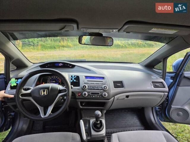 Синий Хонда Цивик, объемом двигателя 1.8 л и пробегом 235 тыс. км за 6500 $, фото 3 на Automoto.ua
