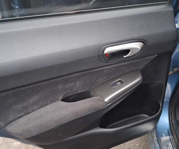 Синий Хонда Цивик, объемом двигателя 1.8 л и пробегом 313 тыс. км за 4600 $, фото 2 на Automoto.ua