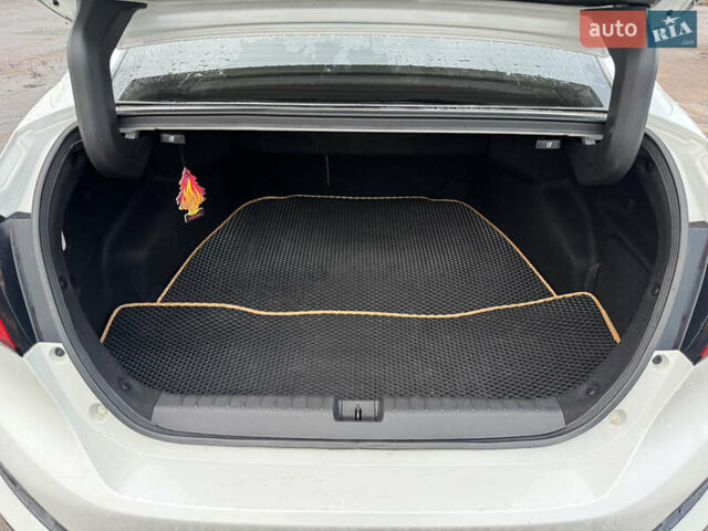 Белый Хонда Клерити, объемом двигателя 1.5 л и пробегом 47 тыс. км за 19600 $, фото 12 на Automoto.ua