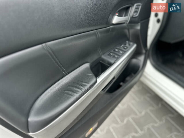 Білий Хонда Кросстур, об'ємом двигуна 2.35 л та пробігом 294 тис. км за 12950 $, фото 53 на Automoto.ua