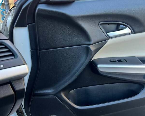 Білий Хонда Кросстур, об'ємом двигуна 2.4 л та пробігом 147 тис. км за 14000 $, фото 7 на Automoto.ua