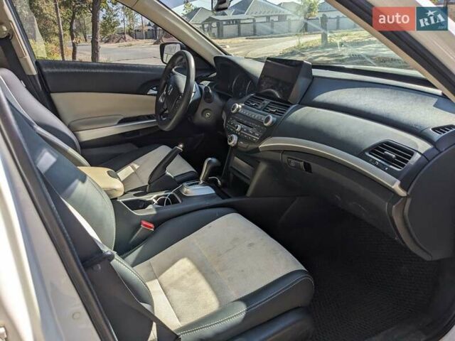 Белый Хонда Кросстур, объемом двигателя 2.36 л и пробегом 214 тыс. км за 11999 $, фото 8 на Automoto.ua