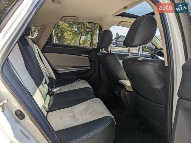 Белый Хонда Кросстур, объемом двигателя 2.36 л и пробегом 214 тыс. км за 11999 $, фото 7 на Automoto.ua