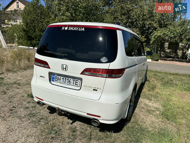 Белый Хонда Элизион, объемом двигателя 3 л и пробегом 210 тыс. км за 8000 $, фото 4 на Automoto.ua