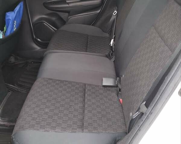 Белый Хонда ФИТ, объемом двигателя 1.5 л и пробегом 49 тыс. км за 11800 $, фото 12 на Automoto.ua