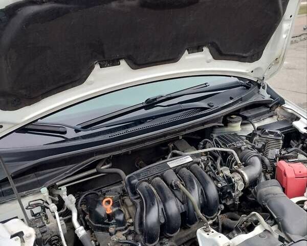 Белый Хонда ФИТ, объемом двигателя 1.5 л и пробегом 49 тыс. км за 11800 $, фото 5 на Automoto.ua