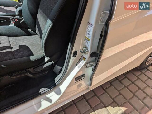 Белый Хонда ФИТ, объемом двигателя 1.5 л и пробегом 180 тыс. км за 8999 $, фото 12 на Automoto.ua