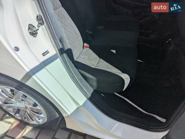 Белый Хонда ФИТ, объемом двигателя 1.5 л и пробегом 180 тыс. км за 8999 $, фото 18 на Automoto.ua