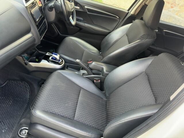 Білий Хонда ФІТ, об'ємом двигуна 1.5 л та пробігом 200 тис. км за 3999 $, фото 16 на Automoto.ua