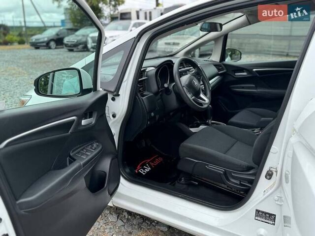 Белый Хонда ФИТ, объемом двигателя 1.5 л и пробегом 138 тыс. км за 9950 $, фото 7 на Automoto.ua