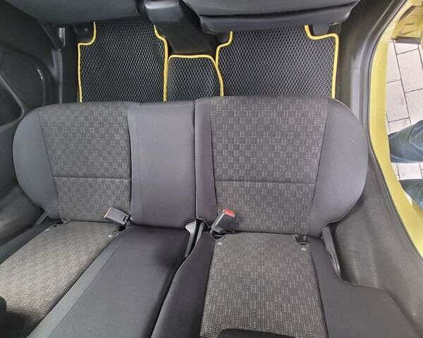 Желтый Хонда ФИТ, объемом двигателя 1.5 л и пробегом 61 тыс. км за 12500 $, фото 3 на Automoto.ua