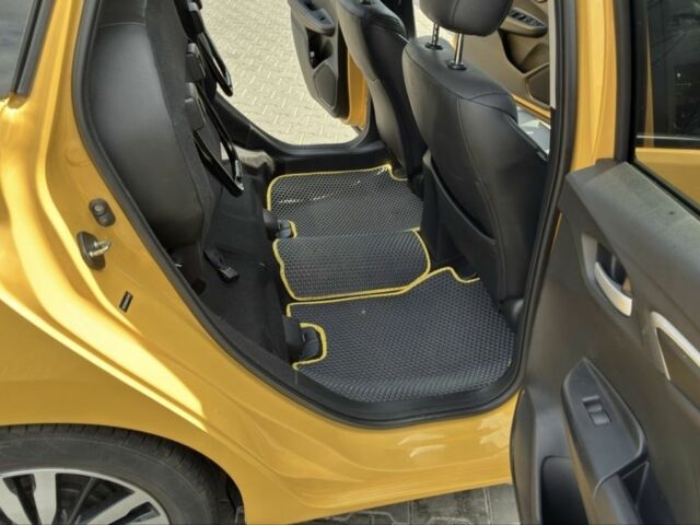 Желтый Хонда ФИТ, объемом двигателя 1.5 л и пробегом 136 тыс. км за 12000 $, фото 6 на Automoto.ua