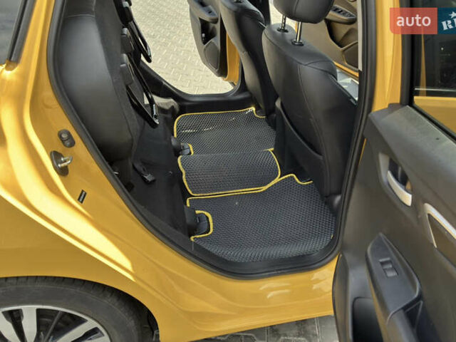 Желтый Хонда ФИТ, объемом двигателя 1.5 л и пробегом 137 тыс. км за 12000 $, фото 6 на Automoto.ua