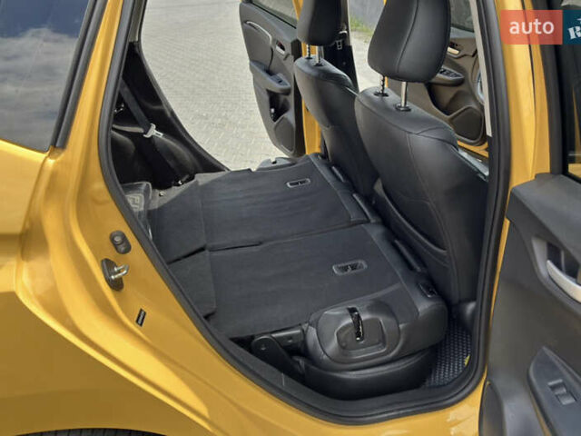 Желтый Хонда ФИТ, объемом двигателя 1.5 л и пробегом 137 тыс. км за 12000 $, фото 5 на Automoto.ua