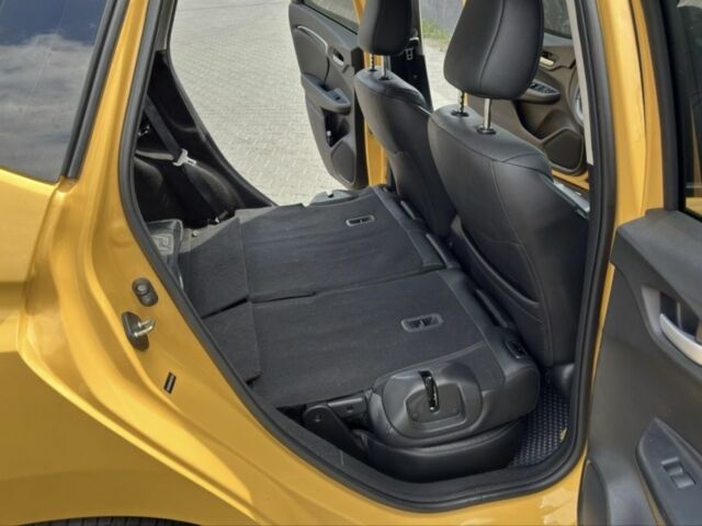 Желтый Хонда ФИТ, объемом двигателя 1.5 л и пробегом 136 тыс. км за 12000 $, фото 5 на Automoto.ua