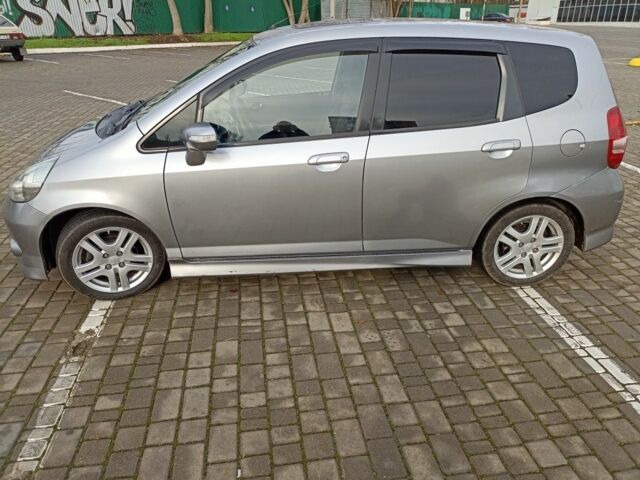 Серый Хонда ФИТ, объемом двигателя 1.3 л и пробегом 240 тыс. км за 5400 $, фото 1 на Automoto.ua