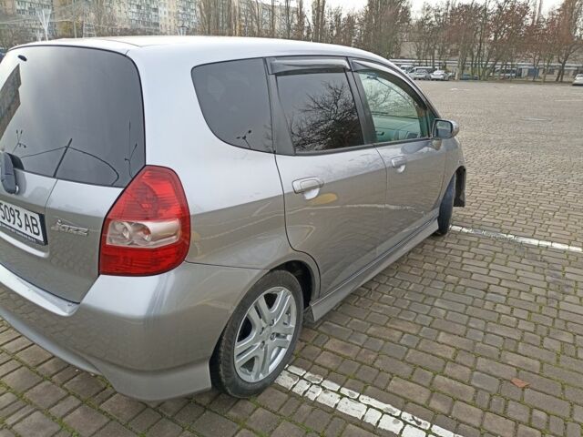 Серый Хонда ФИТ, объемом двигателя 1.3 л и пробегом 240 тыс. км за 5400 $, фото 4 на Automoto.ua