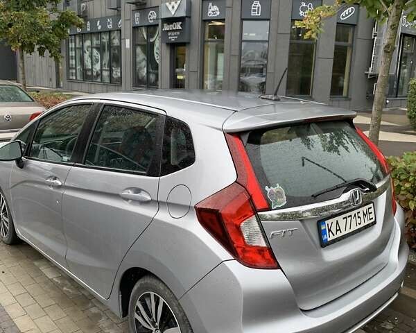 Сірий Хонда ФІТ, об'ємом двигуна 1.5 л та пробігом 58 тис. км за 12800 $, фото 3 на Automoto.ua