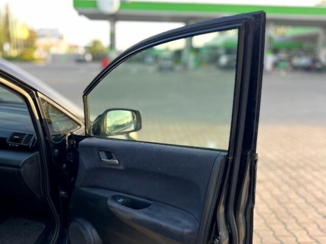 Черный Хонда ФРВ, объемом двигателя 1.7 л и пробегом 292 тыс. км за 4800 $, фото 5 на Automoto.ua