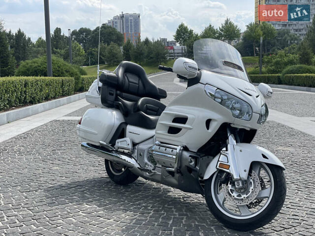 Білий Хонда GL 1800 Gold Wing, об'ємом двигуна 1.8 л та пробігом 60 тис. км за 11999 $, фото 2 на Automoto.ua