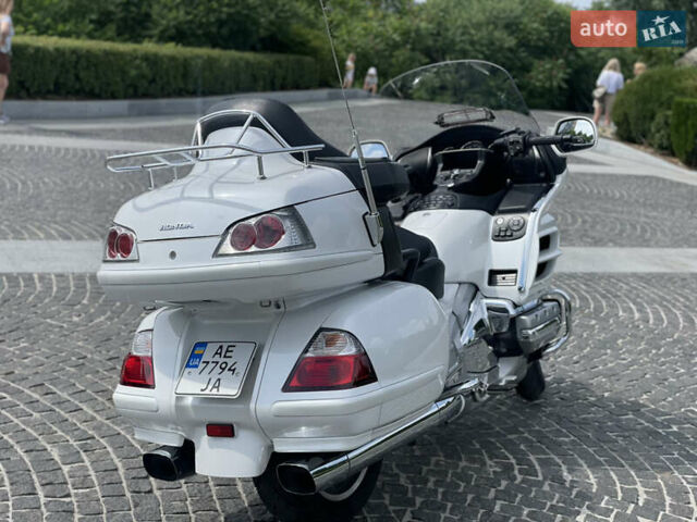 Білий Хонда GL 1800 Gold Wing, об'ємом двигуна 1.8 л та пробігом 60 тис. км за 11999 $, фото 4 на Automoto.ua