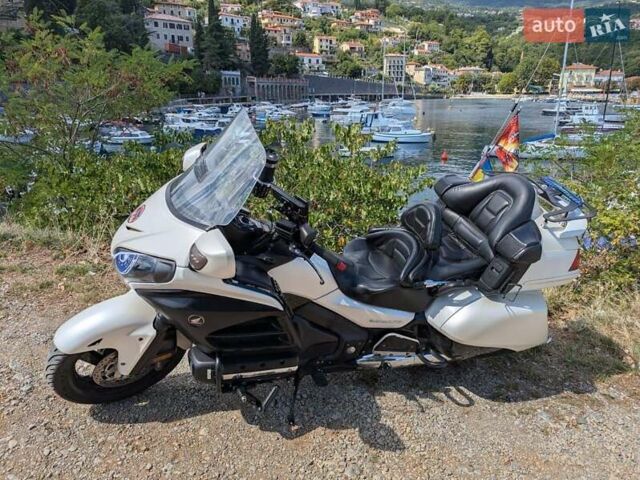 Белый Хонда GL 1800 Gold Wing, объемом двигателя 1.83 л и пробегом 194 тыс. км за 12700 $, фото 6 на Automoto.ua