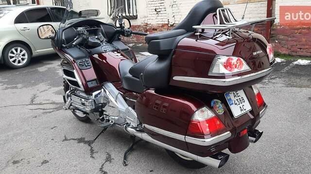 Красный Хонда GL 1800 Gold Wing, объемом двигателя 1.8 л и пробегом 41 тыс. км за 15377 $, фото 2 на Automoto.ua